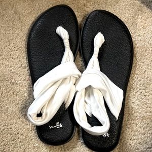 Sanuk size 9 sandals